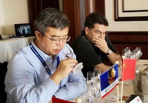 貴州食品工程職業(yè)學(xué)院院長吳天祥明確則表示：“我認(rèn)為，直播帶貨中不能誤導(dǎo)消費者的飲酒體驗感。”