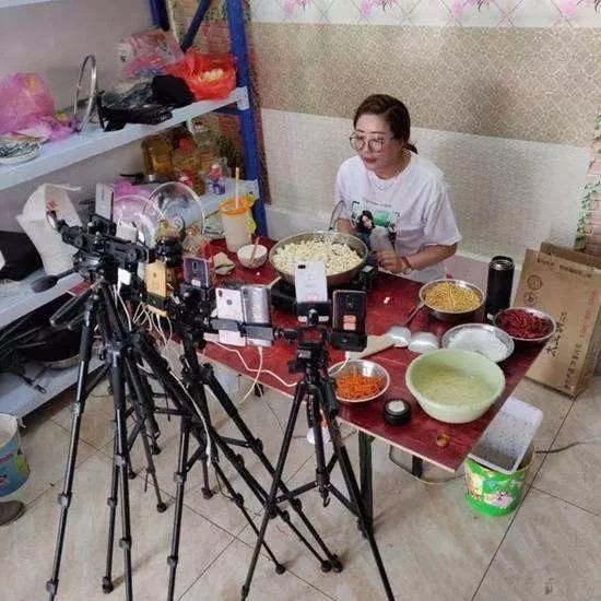 作為主播的你，如果還在尋找?guī)ж洰a(chǎn)品，紅酒是一個(gè)不錯(cuò)的選擇哦！