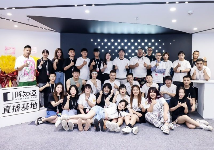 小編來給大家分享一下抖音視頻關(guān)鍵詞的搜索排名更靠前的方法：