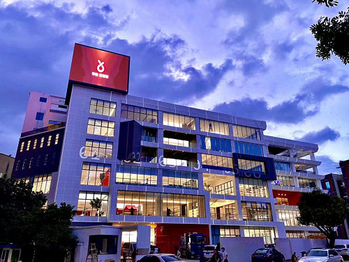 一個(gè)成功主播的背后，是包括項(xiàng)目負(fù)責(zé)人、策劃文案、直播運(yùn)營、場控、副播等在服務(wù)和支撐