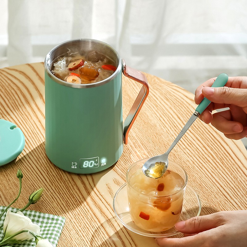 義烏江北下朱村，近來成了“網紅直播第一村”，網紅直播“搶”頭盔