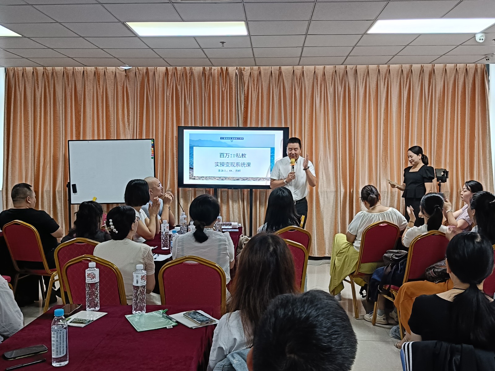 鄭香香的直播間可復(fù)制嗎？卡思認(rèn)為，對(duì)標(biāo)其“人-貨-場(chǎng)”上的配置和優(yōu)勢(shì)，有不小的概率能夠成功復(fù)刻