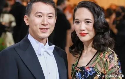 周受資被人們稱為 “打工皇帝”，Tiktok 打工皇帝標簽，一年掙 7 個億