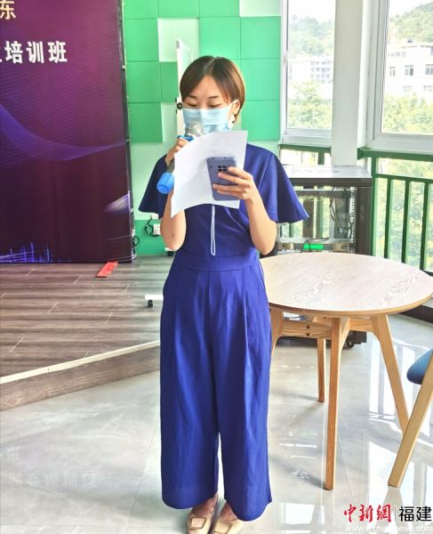 圖為參訓(xùn)學(xué)員代表宣讀倡議書。