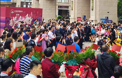 活動還未開始，現(xiàn)場人潮涌動。