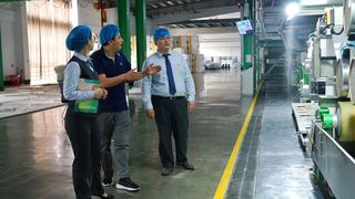 農(nóng)行泉州惠安支行服務團隊深入高新技術(shù)企業(yè)生產(chǎn)車間調(diào)研。柳華華攝